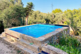 Typisch mallorquinische Finca mit großer Terrasse, viel Land und Panoramablick - Wasserbecken umfunktioniert als Pool