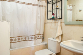 Wohnung mit 2 Schlafzimmern, 2 Bädern und 2 Gemeinschaftspools in zentraler Lage - Badezimmer mit Badewanne