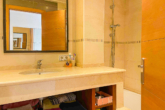 Ideal beach flat - in a still dreamy coastal village and only 100 metres from the ocean! - Bathroom with bathtub