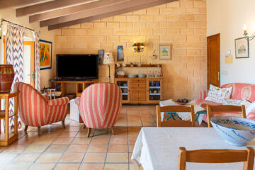 INVESTMENT! Large townhouse in central location with 2 flats and authentic restaurant, 07580 Capdepera (Spain), Town House