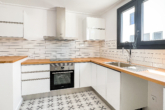ERSTBEZUG: Modernes Reihenhaus mit 2 Schlafzimmern in der Nähe des Gemeinschaftspools - Küche
