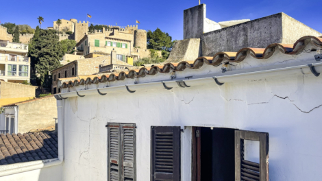 Refurbishment project – Three townhouses with versatile potential, central location and views, 07580 Capdepera (Spain), Town house
