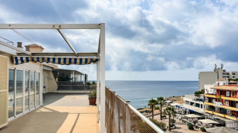 Dachgeschosswohnung mit Potenzial: 3 Schlafzimmer, große Terrasse und seitlicher Meerblick, 07590 Cala Ratjada (Spanien), Dachgeschoss