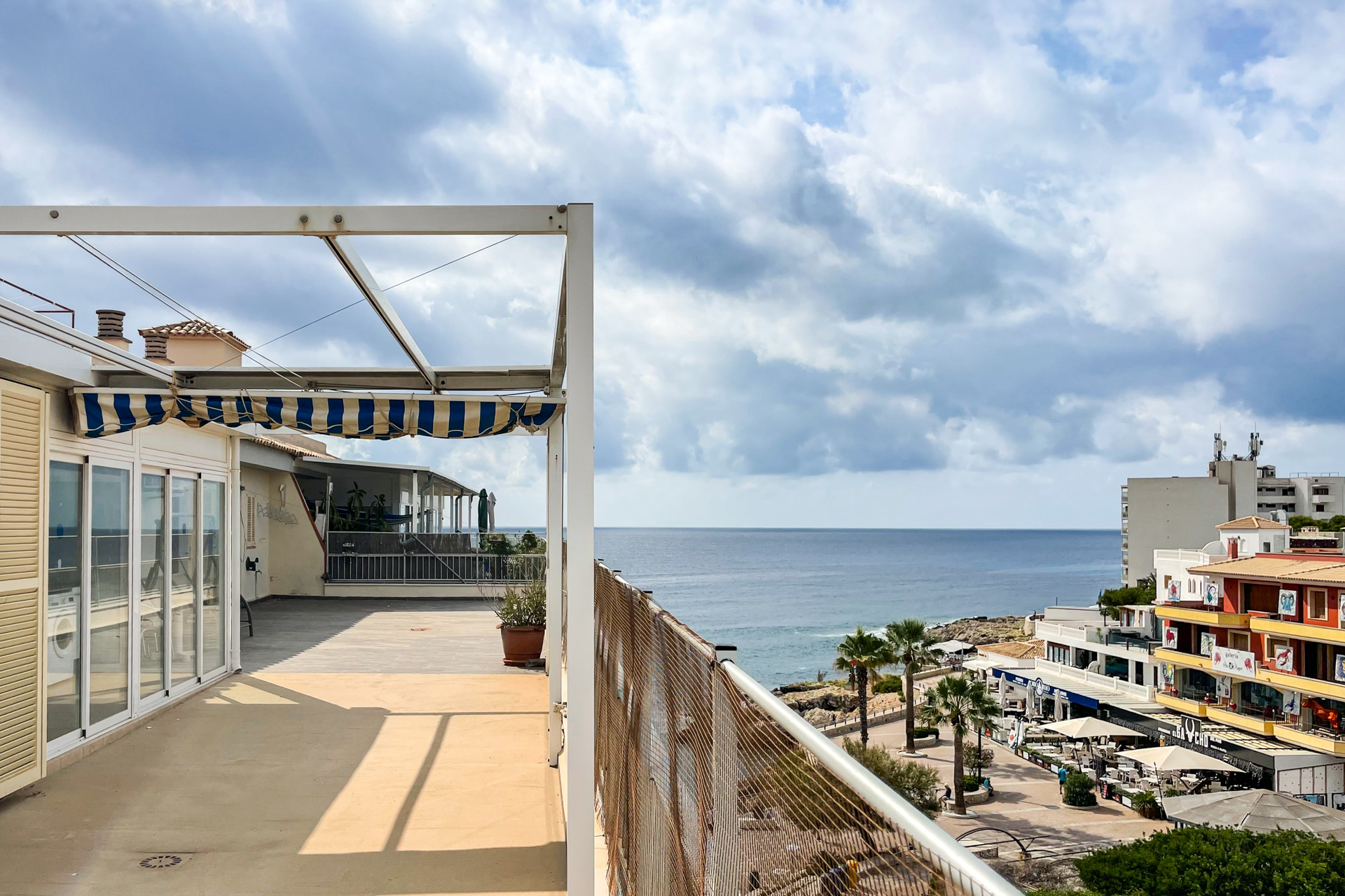 Dachgeschosswohnung mit Potenzial: 3 Schlafzimmer, große Terrasse und seitlicher Meerblick, 07590 Cala Ratjada (Spanien), Dachgeschoss