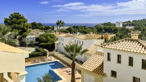 VENDIDO: Atractivo adosado de 2 dormitorios, azotea con vistas al mar y piscina comunitaria, 07589 Font de Sa Cala (España), Casa adosada