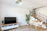 ERSTBEZUG: Modernes Reihenhaus mit 2 Schlafzimmer und Gemeinschaftspool in zentraler Lage - Wohnzimmer