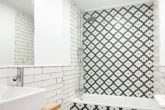 ERSTBEZUG: Modernes Reihenhaus mit 2 Schlafzimmer und Gemeinschaftspool in zentraler Lage - Badezimmer