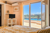 Gran propiedad en 1ª línea, con impresionantes vistas del mar y piscina, incl. licencia ETV - Acceso desde el dormitorio....