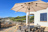 Gran propiedad en 1ª línea, con impresionantes vistas del mar y piscina, incl. licencia ETV - Terraza con comedor y...
