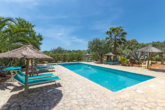 Maravillosa propiedad de aprox. 30.000 m² - con muchas posibilidades de uso - Bonita terraza de la piscina comunitaria para relajarse