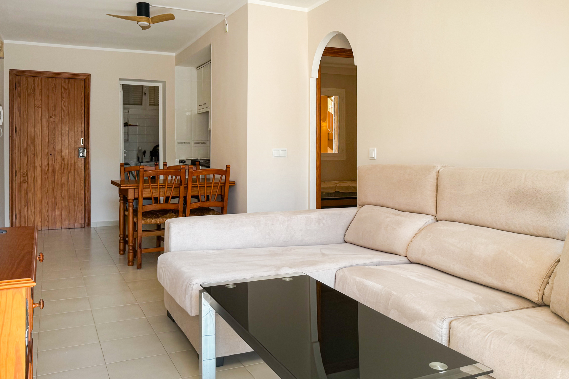 Cómodo apartamento de 2 dormitorios con piscina comunitaria en el paseo marítimo de Cala Bona, 07559 Cala Bona (España), Piso en planta