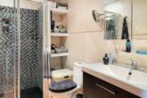 Flat with 3 bedrooms and communal pool in central location - Second bathroom with shower
