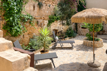Fincagefühl im Dorf: Mediterranes Juwel – Stadthaus mit malerischem Patio, Pool und Garten, 07580 Capdepera (Spanien), Stadthaus