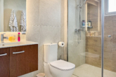 Luxuriöses Wohnen in einem neuen Gebäude: Eine Oase des Komforts und Stils, mit Gemeinschaftspool - Gäste-Badezimmer