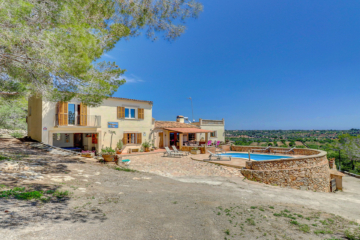 Idyllic country house with 4 bedrooms, pool, holiday rental licence and fantastic panoramic view,  Manacor (Spain), Finca