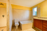 Idyllic coastal jewel close to the beach: Your dream home with partial sea views! - Bathroom with shower and tub