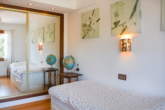 Elegante, mediterrane Villa mit 450 m², 5 Schlafzimmern und Pool - in begehrter Lage - Doppelschlafzimmer