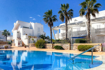 Encantadora casa adosada en 3 niveles en popular complejo residencial y a sólo aprox. 300m de la playa, 07691 Cala d'Or (España), Dúplex