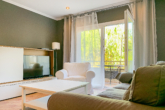 Kapitalanlage: Gepflegte Wohnung mit Balkon, Klimaanlage, Patio und TG-Stellplatz - Wohnzimmer mit...
