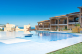 Moderno piso frente al mar con piscina comunitaria en una ubicación ideal - Piscina comunitaria con vistas