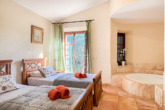 Traumhafte Finca: Luxus und mallorquinischer Flair mit Ferienvermietlizenz für 12 Plätze - Schlafzimmer mit Rundbadewanne