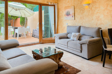 ¡Encantadora casa adosada con jardín, piscina comunitaria y azotea con vistas al mar!, 07589 Canyamel (España), Dúplex