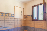 INVESTMENT: Großzügige Finca mit 5 SZ, Pool und Bodega in herrlicher Landschaft - Mediterranes Bad mit Fenster