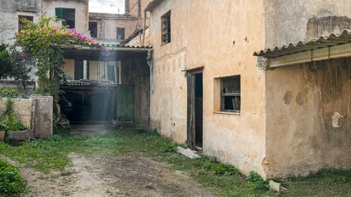 Renovation Project with Charm: Townhouse with Spacious Outdoor Area in Central Son Servera, 07550 Son Servera (Spain), Town House