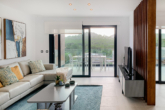 Neubau: Exklusive Villa mit 3 SZ, privatem Garten, Pool & Dachterrasse mit Meerblick - Wohnzimmer/Balkon