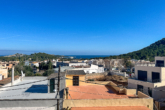 Central, modernised flat with 3 bedrooms, 2 bathrooms and distant sea views - Views