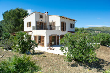 Modern finca with 3 bedrooms, pool, guest house & holiday rental licence in scenic surroundings,  Artà (Spain), Finca