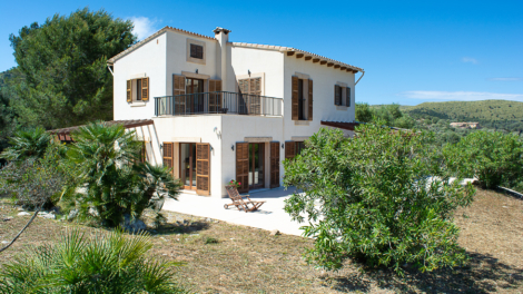 Modern finca with 3 bedrooms, pool, guest house & holiday rental licence in scenic surroundings,  Artà (Spain), Finca