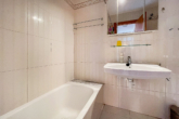 Flat with partial sea view and green surroundings near the harbour - ...bathtub