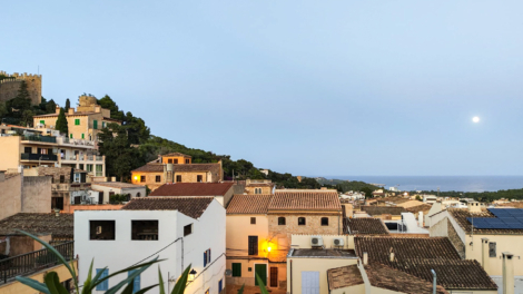 Charmantes Stadthaus mit Gewerberaum, 2 Schlafzimmern, Dachterrasse und tollem Meer-/Burgblick, 07580 Capdepera (Spanien), Stadthaus