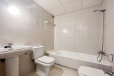 Spacious flat in quiet location with 3 bedrooms and balcony with distant view - Bathroom with bathtub