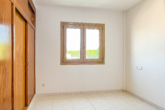 Spacious flat in quiet location with 3 bedrooms and balcony with distant view - Bedroom with mountain view...