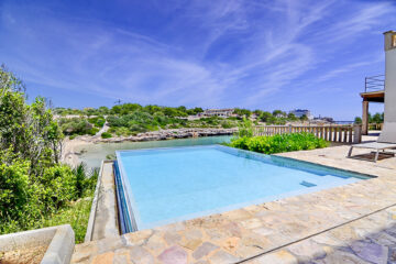 Villa mallorquina de ensueño en primera línea de mar con piscina de agua salada y 6 dormitorios, 07670 Portocolom (España), Chalet