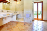 Mallorcan villa in first line to the sea with salt water pool and ETV license for 12 beds - ...modern shower and...