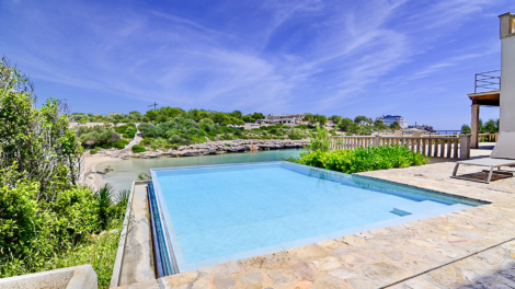 Villa mallorquina directamente en primera linea al mar, con piscina y licencia ETV para 12 plazas, 07670 Portocolom (España), Chalet