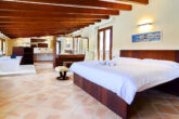 Traumhafte, mallorquinische Villa direkt am Meer mit Salzwasserpool und 6 SZ - Doppelschlafzimmer 5 mit...