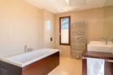 Magnífica finca con 6 dormitorios, casa de invitados y piscina en una ubicación excepcional - Baño con bañera