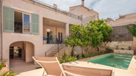 Im Herzen Capdeperas: Stilvolles Stadthaus mit großer Terrasse, Pool-Oase und Burg-und Meerblick, 07580 Capdepera (Spanien), Stadthaus