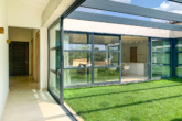 Moderne Neubaufinca mit 5 Schlafzimmern, Pool, Garten und Weitblick in die Natur - Offene Raumaufteilung